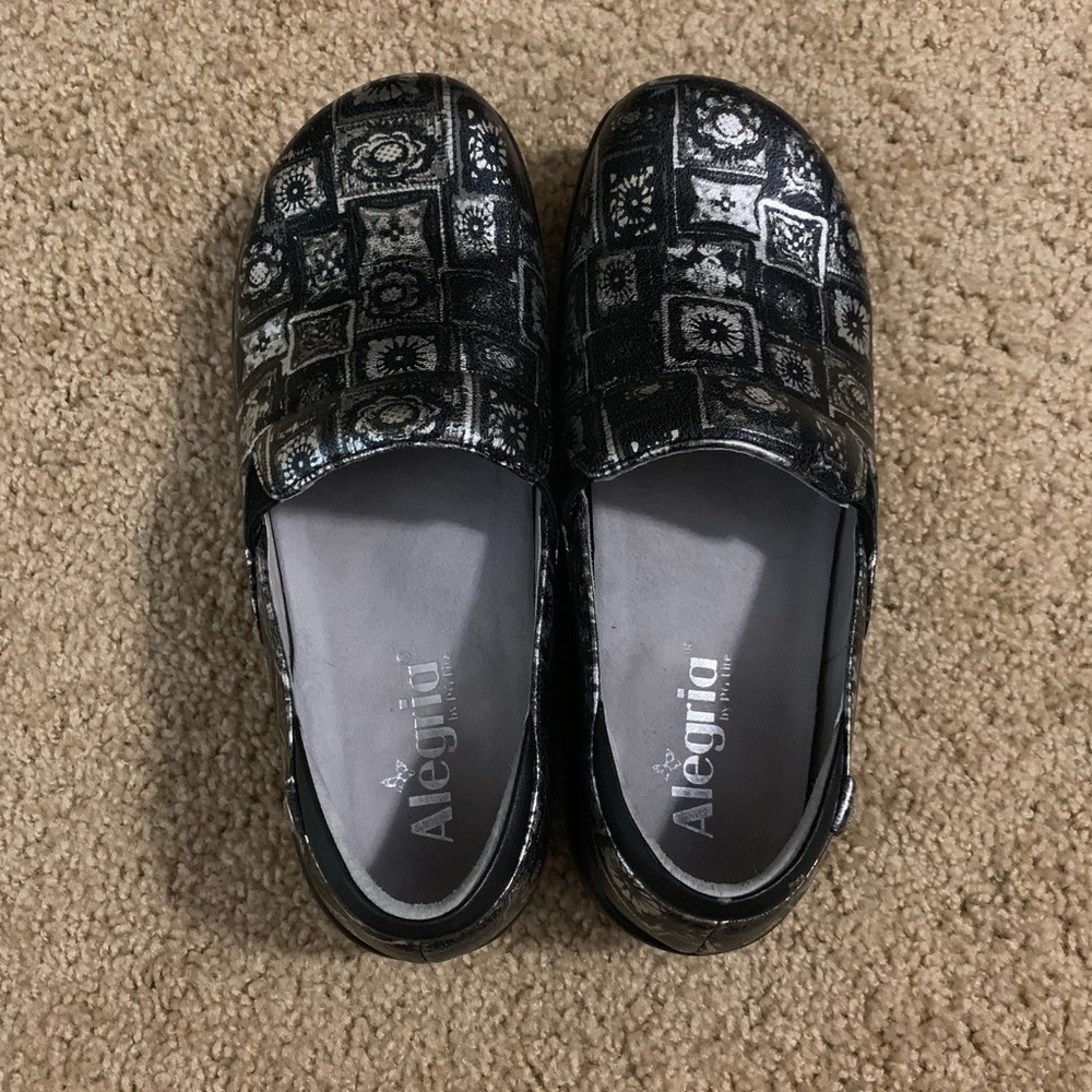 Women’s shoes and vest